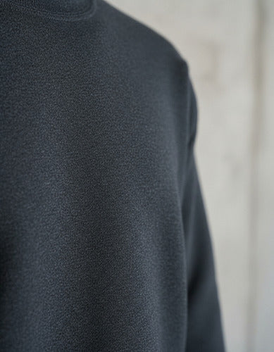 Gris oscuro